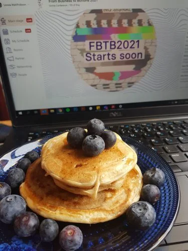 pannkakor och laptop i bakgrunden